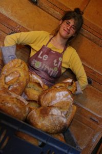 Fin de fournée de pain bio artisanal