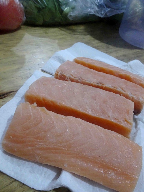 Tailler le saumon mariné
