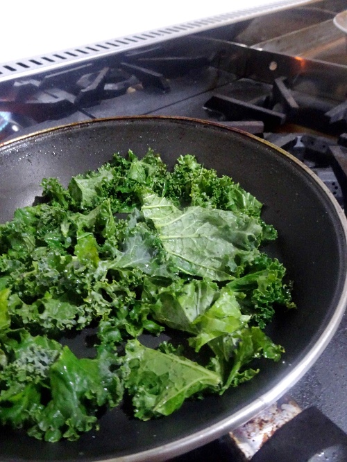 Sauter le chou kale dans de l"huile avec de l'huile